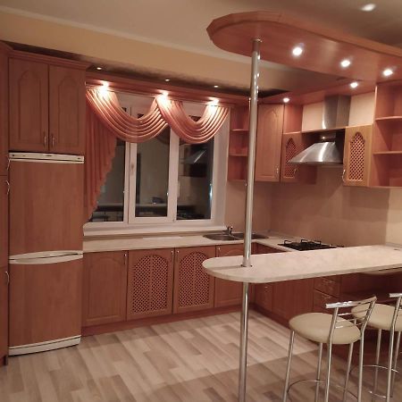 Двухкомнатная Квартира С Кухней Студией Бровары. エクステリア 写真